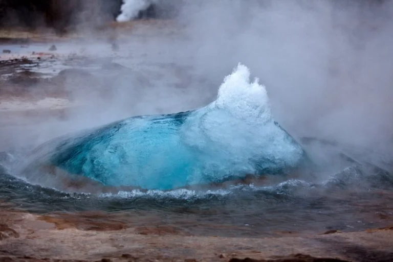 GJ-21-Geysir-hot-spring